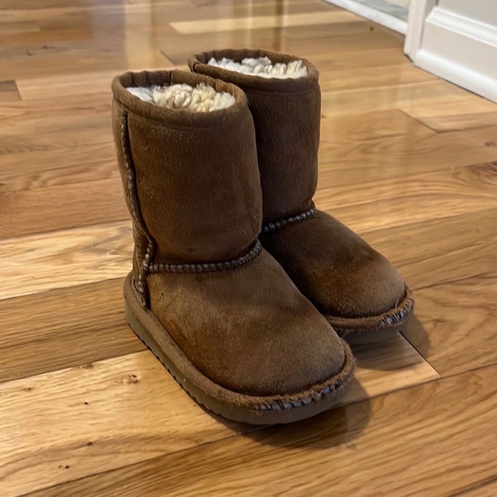 UGG Tall toddler kids size 7 boots chestnut